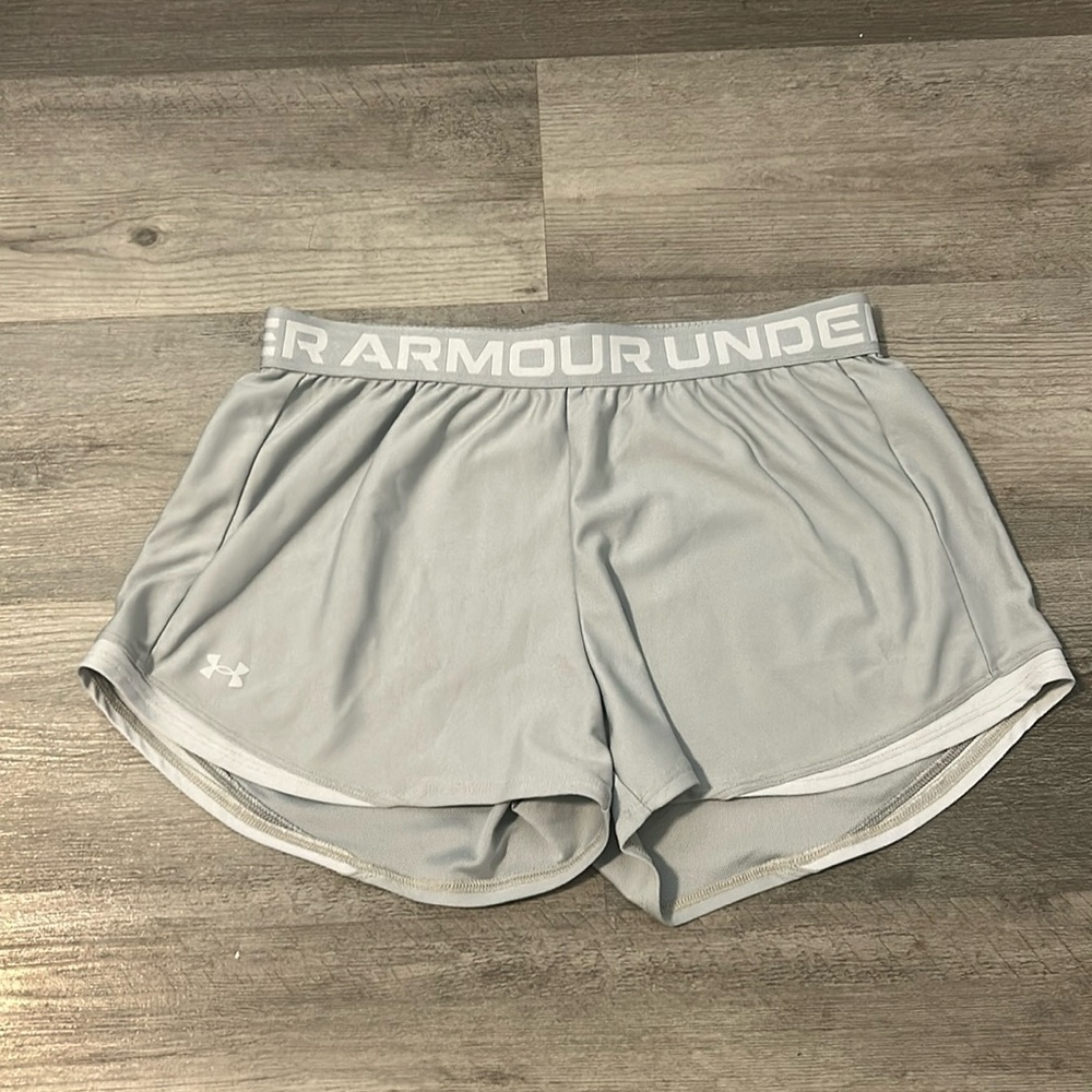 Under Armour M Women’s grey athletic shorts
